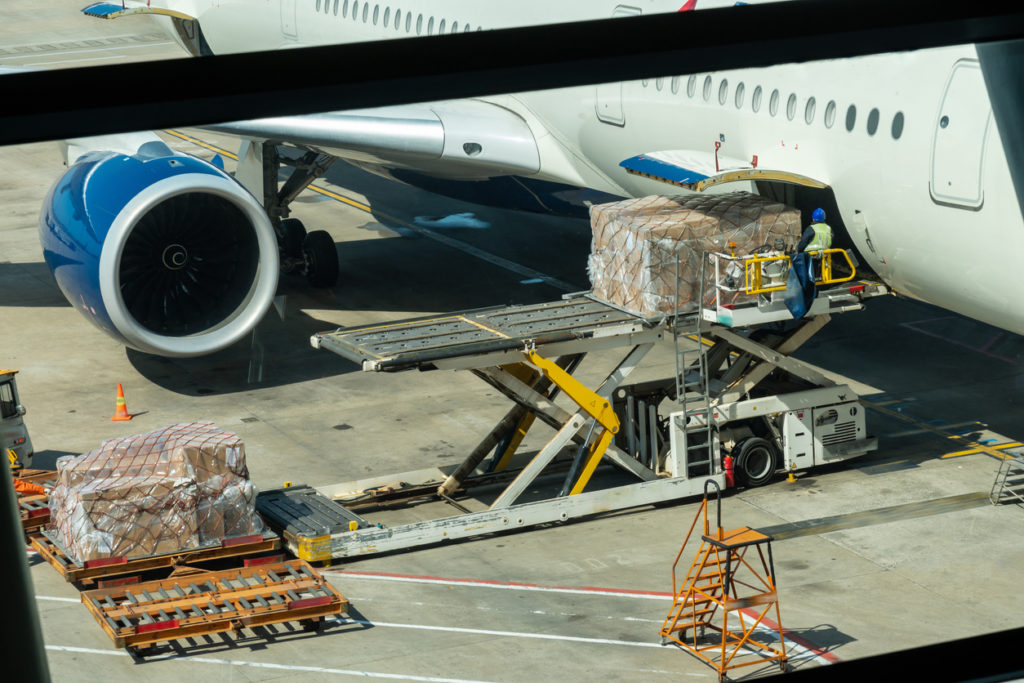 Frete aéreo: principais vantagens na logística internacional
