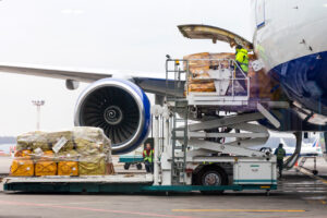 transporte aéreo de carga perigosa