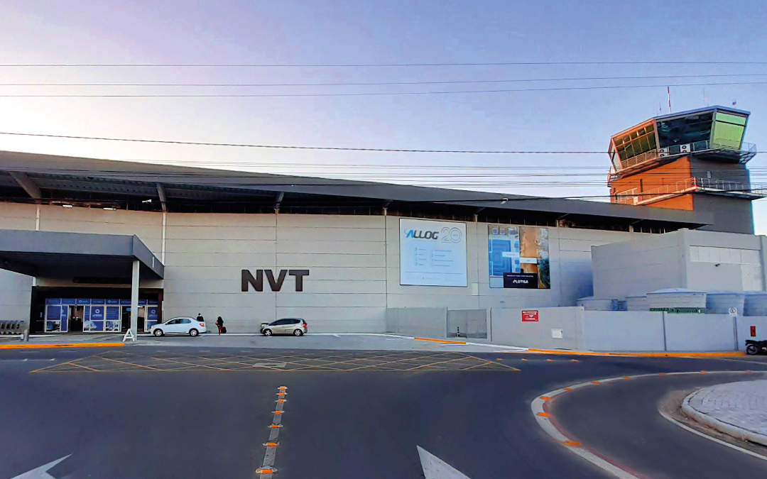 Aeroporto Internacional de Navegantes fachada ganha painel da Allog Aeroporto Internacional de Navegantes fachada ganha painel da Allog