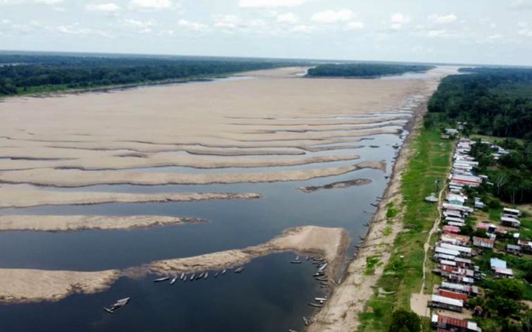 seca no Rio Amazonas